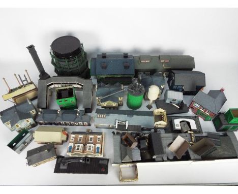 Hornby, Bachmann,  - A collection of over 30 OO gauge buildings and scenic accessories, some kit built, some pre-built. Lot i