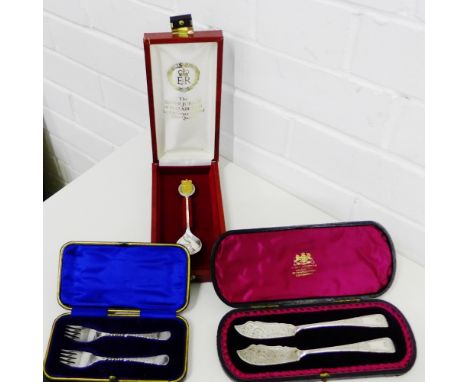 Victorian silver foliate engraved butter knives with makers marks for George Mandsley Jackson, London 1896, in fitted case to