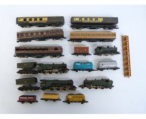 Sixteen Graham Farish N gauge locomotives, coaches and wagons including Clun Castle, Prince Palatine, Cornish Riviera Express