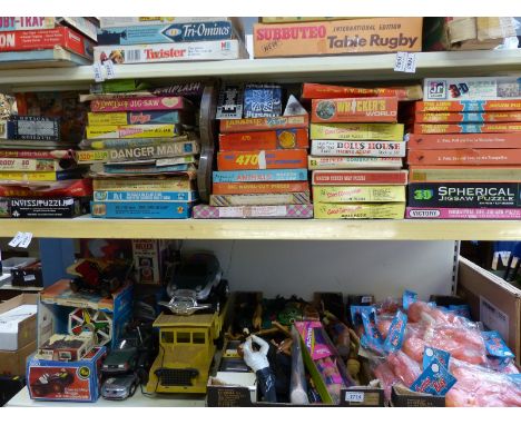 Fifty-five vintage jigsaw puzzles including wooden examples, Victory, 3D puzzles, illusion puzzles etc  