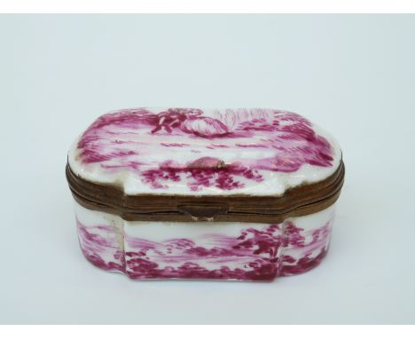 An early 19thC snuff box with crossed swords mark to base, possibly Meissen 