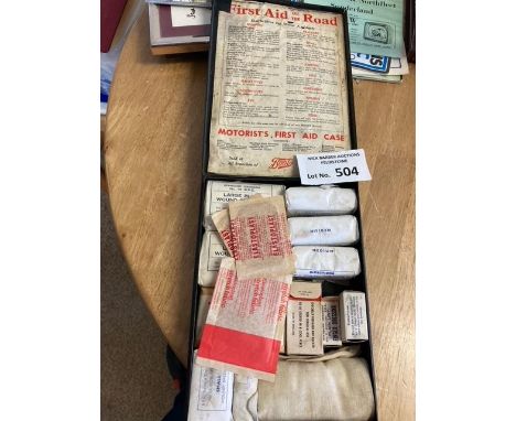 Militaria : WWII first aid tin with most original contents included