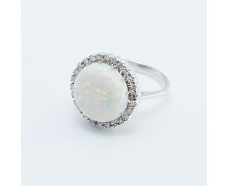 {Opal-/Diamantring.} Runder Opal ca. 7 ct. Entouriert von kleinen Diamanten. Fassung 18 ct. WG. Meistermarke N. 1980-er Jahre