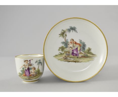 {Moccatasse} mit Untertasse. Polychrome Bemalung mit tändelnden Paaren auf Landschaftssockeln. Blaue Bodenmarke R, Gotha 1775
