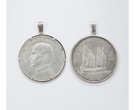 {Silberanhänger} mit chinesischer Münze, Portrait Sun Yat-sen und Dschunke. H 5 cm