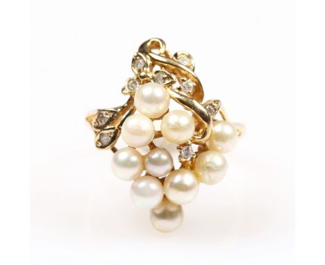 {Cluster-Ring.} Perlen und kleine Diamanten in Form einer Traubenrebe. Fassung 14 ct. GG