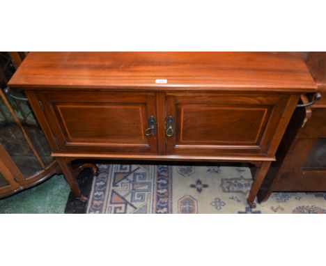 An Edwardian mahogany washstand, half gallery top above a pair of cupboard doors, outlined with boxwood, ebony and crossbande