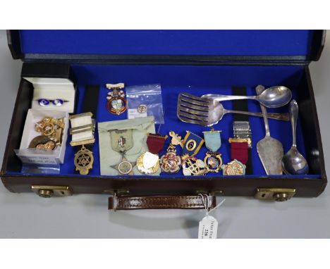 Collection of Masonic interest, to include silver masonic medal dated London 1900, silver and enamel masonic cufflinks, 10K g