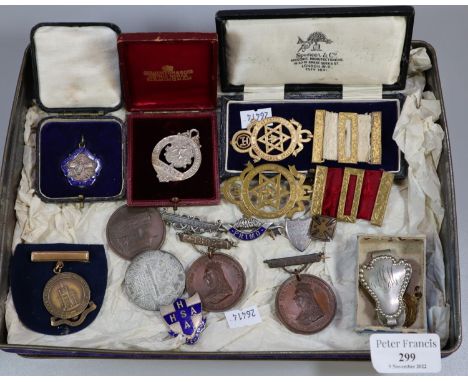 Tray of oddments, to include: Masonic jewels, sports medal 'Bromley Kent Corporation', various bronze and other medallions, e