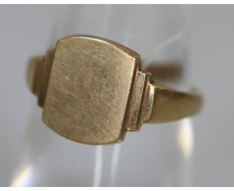 9ct gold gents signet ring.  3.2g approx.  Ring size K.  (B.P. 21% + VAT) 