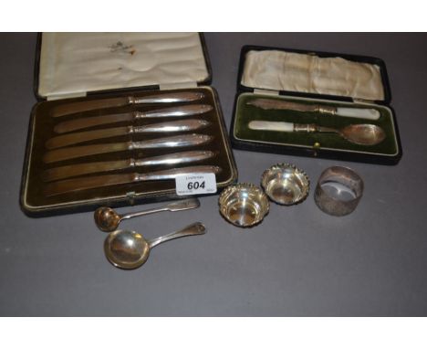 Cased set of six silver handed tea knives, silver caddy spoon, pair of salts, napkin ring etc