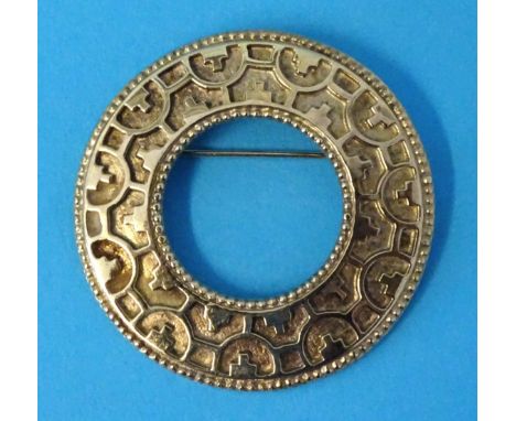 A 9ct gold brooch of Celtic design, 41mm diameter, 14.4g. 