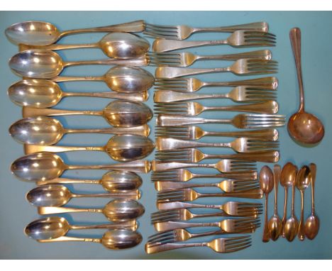 An Edwardian silver canteen of Hanoverian rattail cutlery by Daniel &amp; John Wellby, London 1906: 9 tablespoons, 11 table f