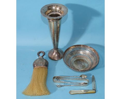 A silver mounted crumb brush with loop handle, embossed with cherubs, 19cm, Birmingham 1902, a beaten silver spill vase with 