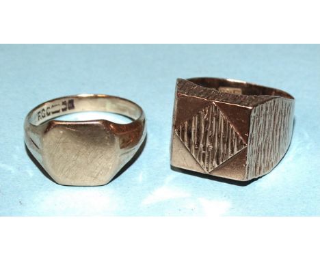 A gentleman’s 9ct gold ring, size P½ and a 9ct gold signet ring, size R½, total weight 12g, (2).&nbsp;&nbsp;&nbsp;&nbsp; 