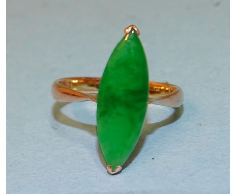 A Chinese gold ring set jade plaque, marked 18k, size H, 1.9g. 