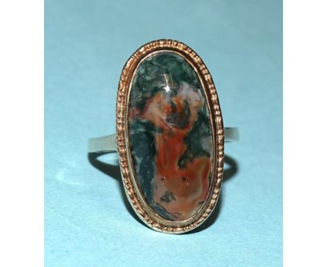 A 9ct gold dress ring set moss agate, size R, 5.9g. 