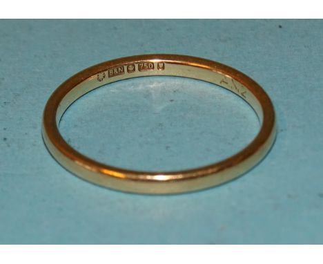 An 18ct gold wedding band, size R, 2.6g. 