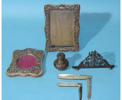 A silver place name holder of triangular form with pierced foliate decoration, 4.5cm high, 9.5cm long, London 1882, a small s