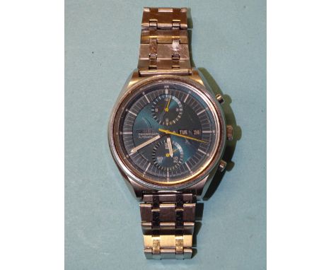 A gent's Seiko Chronograph Automatic wrist watch, the blue/green dial with baton numerals, two subsidiary dials and day/date 