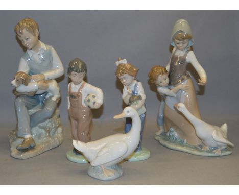 Mixed lot of figures including Nao, Lladro etc (5)
