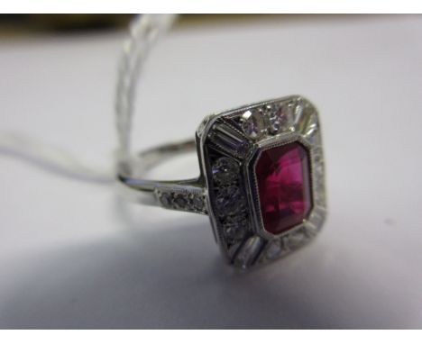 18ct White gold ring set ruby and diamonds