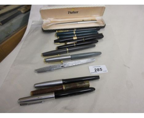 Small quantity of miscellaneous vintage fountain pens and pencils etc