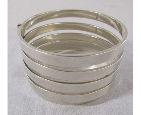 Gucci silver 5 bangle hinged bracelet, weight 127.6 g / 4.10 ozt (diameter 6.5 cm, circumference approx 21 cm)