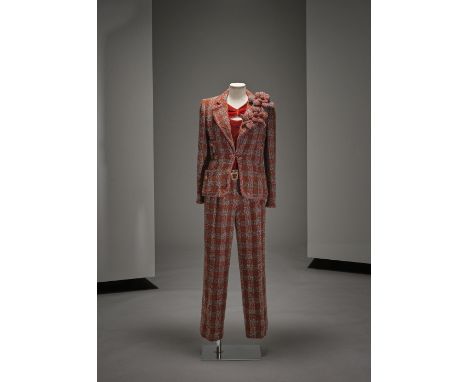 CHANEL, collection Haute Couture, circa 1990. Tailleur pantalon lainage en tweed de laine bouclette rouille, ivoire.Directeur