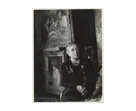 Jeanne Lanvin, 1935 et 1939. Deux photographies avec envoisPhoto Joffé - Jeanne Lanvin dans son intérieur et devant deux tabl