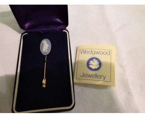 Wedgwood pin brooch with blue jasperware cabochon. UK P&amp;P Group 1 (£16+VAT for the first lot and £2+VAT for subsequent lo