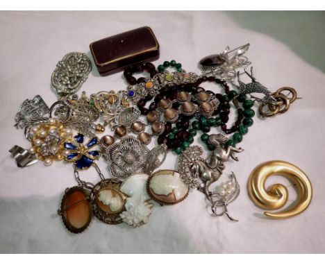 Costume jewellery including some silver. UK P&amp;P Group 1 (£16+VAT for the first lot and £2+VAT for subsequent lots) 