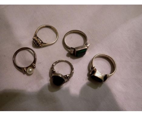 Five stone set silver rings. UK P&amp;P Group 1 (£16+VAT for the first lot and £2+VAT for subsequent lots) 