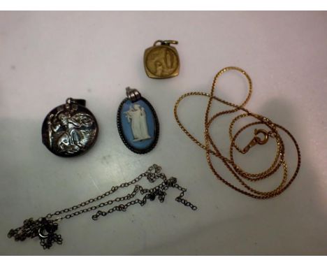 Collection of jewellery included a silver mounted Wedgwood pendant. UK P&amp;P Group 1 (£16+VAT for the first lot and £2+VAT 