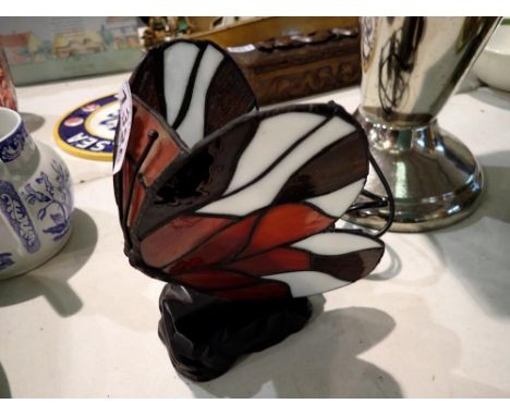 Tiffany style butterfly lamp, H: 19 cm. All electrical items in this lot have been PAT tested for safety and have passed. Thi