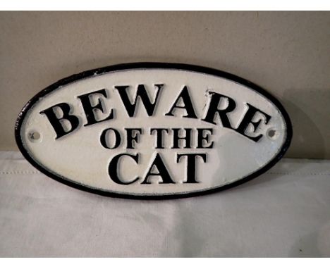 Cast iron Beware of the Cat sign, W: 15 cm. UK P&amp;P Group 1 (£16+VAT for the first lot and £2+VAT for subsequent lots) 