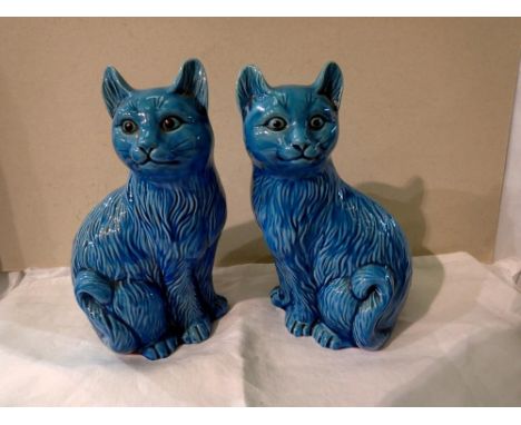 Pair of blue ceramic cats. H: 21 cm. UK P&amp;P Group 3 (£30+VAT for the first lot and £8+VAT for subsequent lots) 