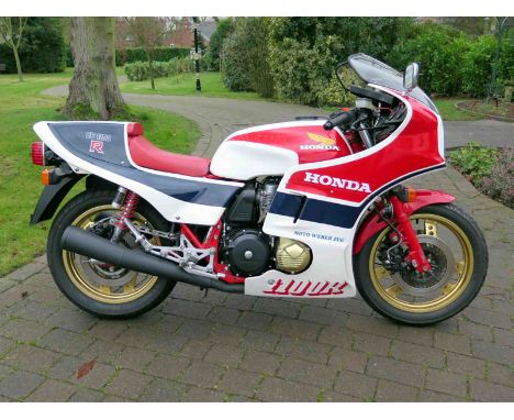 Introduced at the end of 1980 the CB1100R benefitted from Honda's experience with their endurance and Formula 1 racers. The e