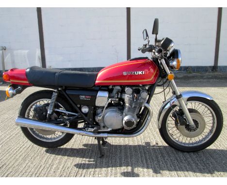 Suzuki presented the GS750 double overhead camshaft four cylinder at the end of 1976, breaking with a tradition of two stroke