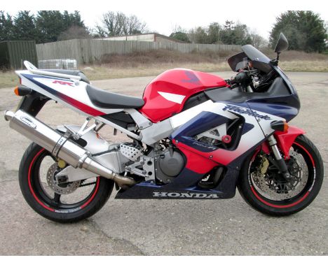 The first Fireblade was introduced during 1992 with a four cylinder, double overhead camshaft engine with a displacement of 8