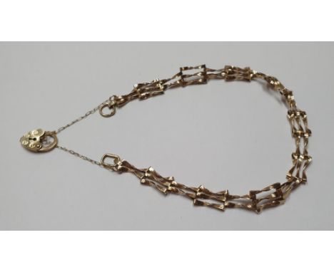 9ct yellow gold, ladies gate bracelet, 18 cm in lengthWeight - 2.8 grams 