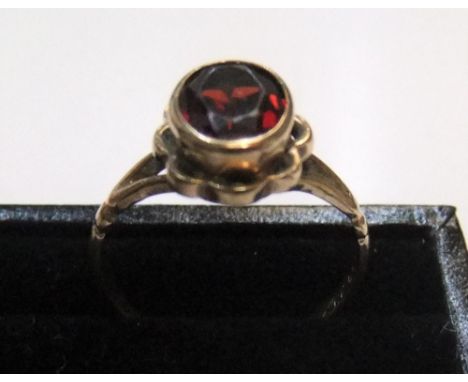 9ct yellow gold ring with solitaire, round cut garnetApprox 2.3 grams gross,           size N 