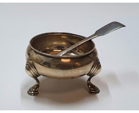 Antique hallmarked, British silver salt dish and spoon, 80 grams 