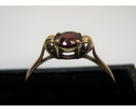 9ct yellow gold ring with single garnetApprox 2.1 grams gross,          size W 
