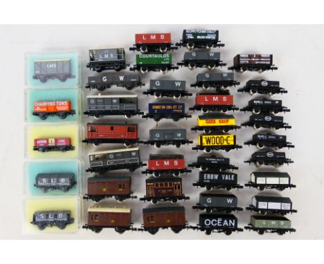 Peco - Graham Farish - Lima - Others - A predominately unboxed group of 39 N gauge items of freight rolling stock. Lot includ