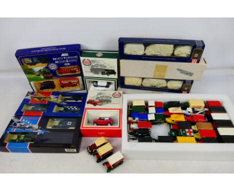Corgi - Lledo - A mixed lot of boxed and unboxed diecast model vehicles in various scales including Corgi #80455 Mini Cooper'