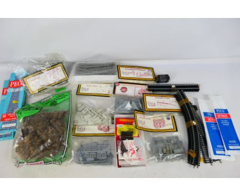 Javis - Dapol - Peco - Others - A small quantity of loose OO gauge railway track plus a group of loose accessories and a quan