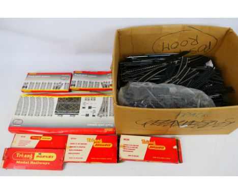 Hornby - A large lot of boxed and unboxed HO/OO track. The boxed track are part of incomplete sets. Most of the track appears