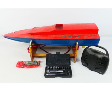 Wooden model kit - An assembled wooden powered speed boat model kit (78cm long) and a controller. Item appear to be in good c