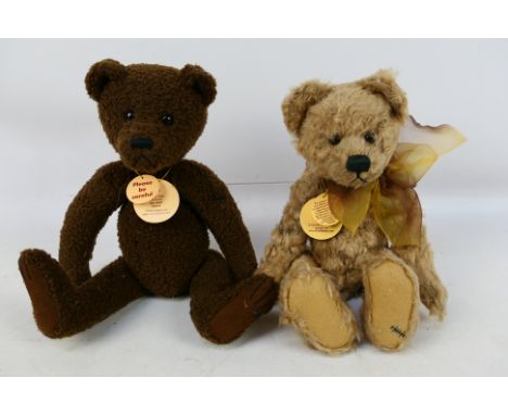 Charlie Bears - A Charlie Bears duo consisting of CCB089999 'Pippin bear by Isabelle Lee; together with CB06110 'Samuel' bear